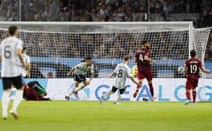 El escobarense Nicolás González anotó un gol en la victoria de Argentina sobre Venezuela