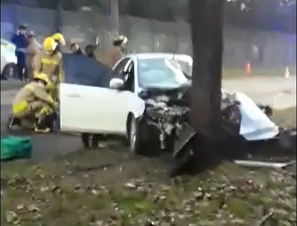 Un auto chocó de frente con un colectivo: su conductor debió ser rescatado por los bomberos