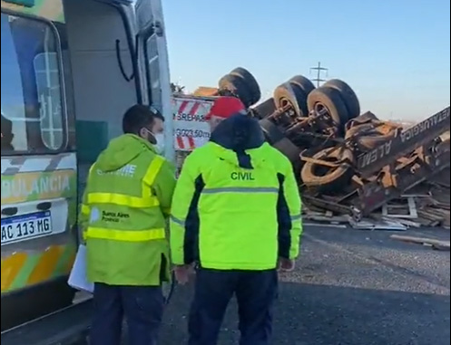 URGENTE – Volcó un camión con madera y causó un accidente mútiple en Panamericana