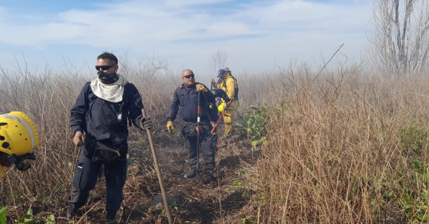 Bomberos de Escobar siguen combatiendo los incendios en el Delta