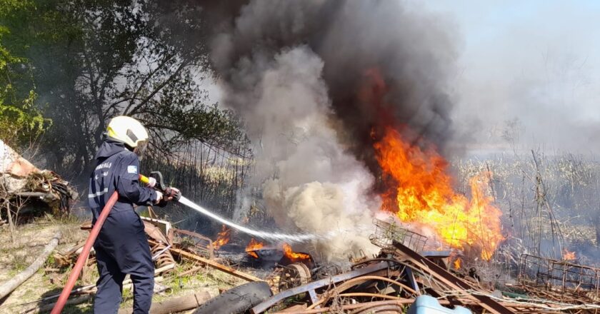 Volvieron los incendios en basurales: el fuego llegó a una casa