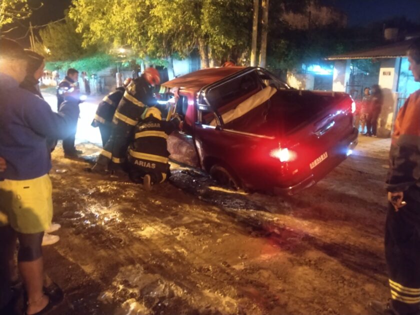 Insólito: se hundió el asfalto y los bomberos tuvieron que rescatar a una camioneta
