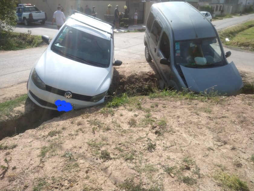 Violento choque en una esquina de Matheu: los dos autos terminaron en la zanja