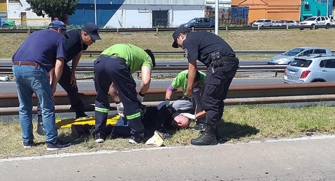 Violenta pelea de tránsito entre motociclistas termina con una persona herida en Panamericana