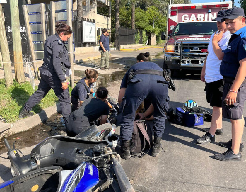 Dos motocilistas heridos tras chocar con un auto en Garín
