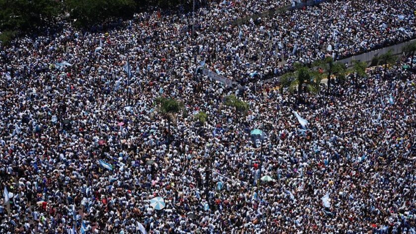 AHORA – Millones de personas en las calles para recibir a la Selección
