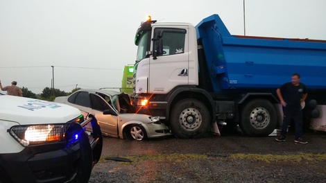 Un conductor gravemente herido tras chocar de frente con un camión