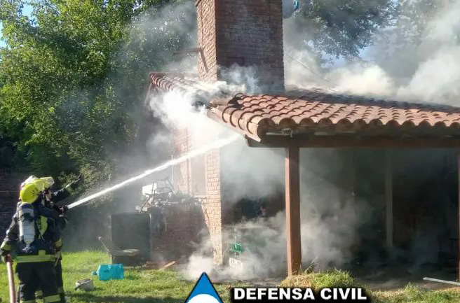 Voraz incendio en una vivienda de Ingeniero Maschwitz: trabajaron 3 dotaciones de bomberos