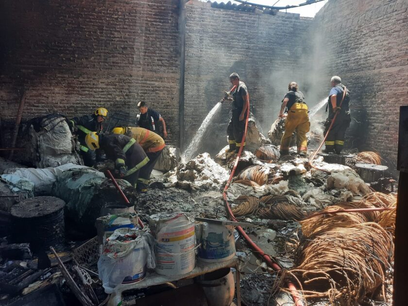 Tras cuatro horas de intenso combate al fuego, los bomberos controlaron el voraz incendio de un depósito en Matheu