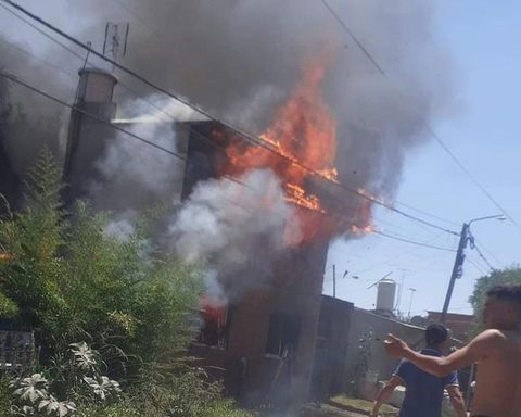 Voraz incendio destruye dos viviendas