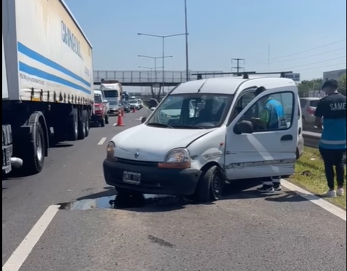Camioneta se estrella contra el guard rail e impacta con un camión en Panamericana